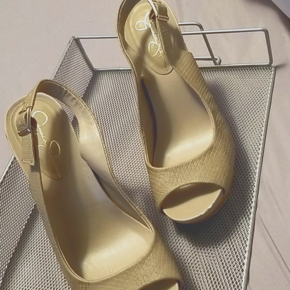 Jessica Simpson Women's Hot Girl Summer Shoe